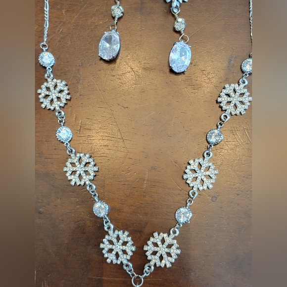 Snowflake Necklace & Earring Set - Picture 3 of 4